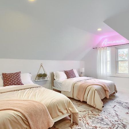 Newly Renovated Victorian Gem Perfect Space For Family Vacations! Pittsburgh Exterior photo
