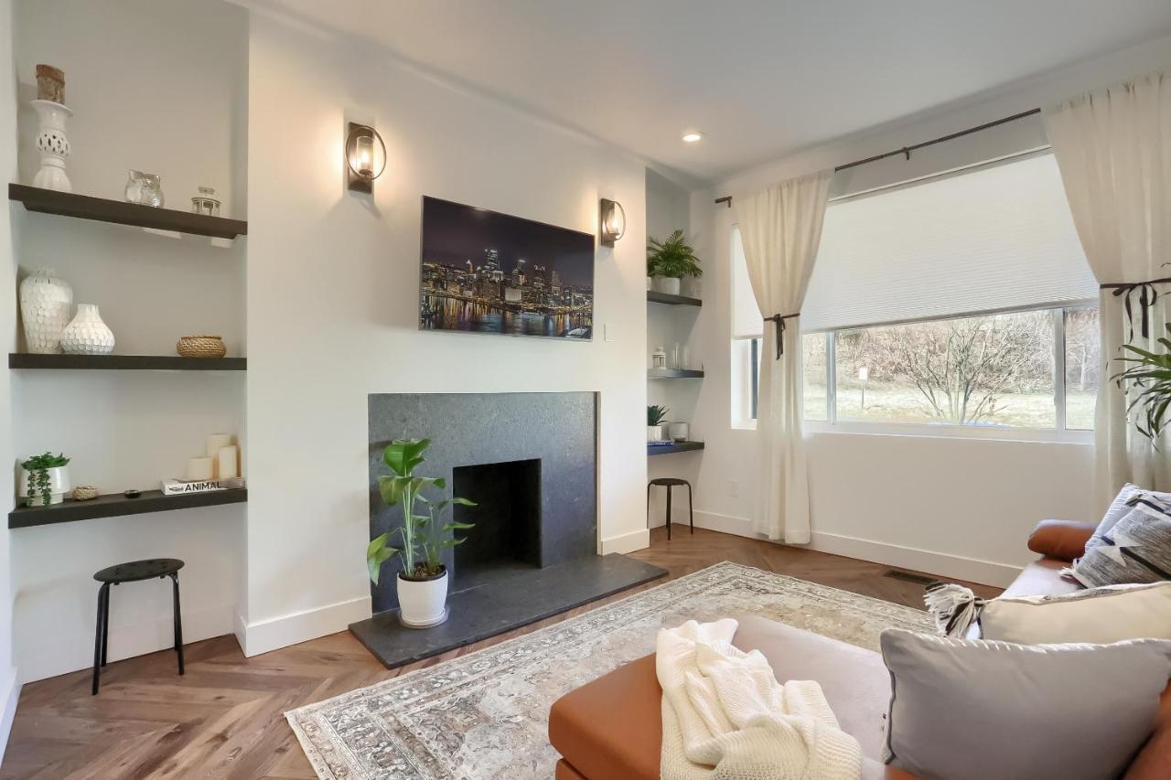 Newly Renovated Victorian Gem Perfect Space For Family Vacations! Pittsburgh Exterior photo